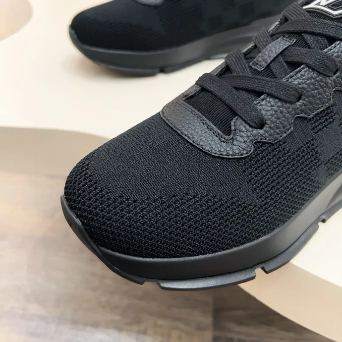 💰 640LV latest sports shoes! Select high-quality Monogram fly-knit fabric and have a square logo on the upper, highlighting the fashion of the 2025 men's series. The high-end and elegant upper made of absorbent film material collides with the dynamic ultra-light sole for texture, and the Louis Vuitton logo embellishes the back and outsole of the shoe.    SIZE 39-44 (38, 46 customized)